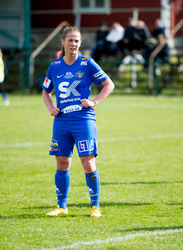Sunnanås Olivia Holm  fotbollsmatchen i Elitettan mellan Hovås Billdal och Sunnanå den 24 april 2016 i Hovås.