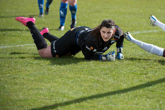 Sunnanås målvakt Lovisa Koss  fotbollsmatchen i Elitettan mellan Hovås Billdal och Sunnanå den 24 april 2016 i Hovås.