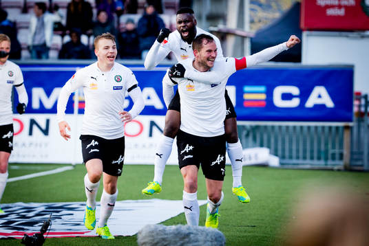 Örebros Maic Sema gör 3-2 och jublar med Robert Åhman Persson