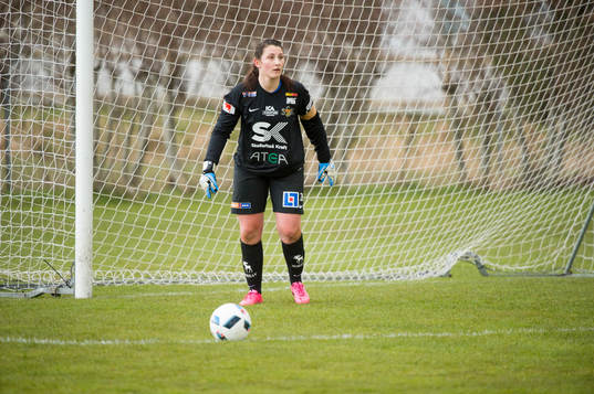 Sunnanås målvakt Lovisa Koss  fotbollsmatchen i Elitettan mellan Hovås Billdal och Sunnanå den 24 april 2016 i Hovås.