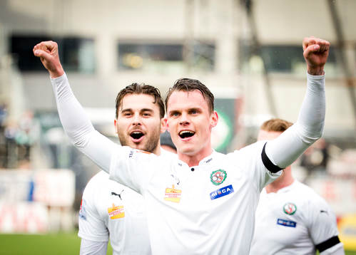 Örebros Astrit Ajdarevic och Erik Moberg jublar framför