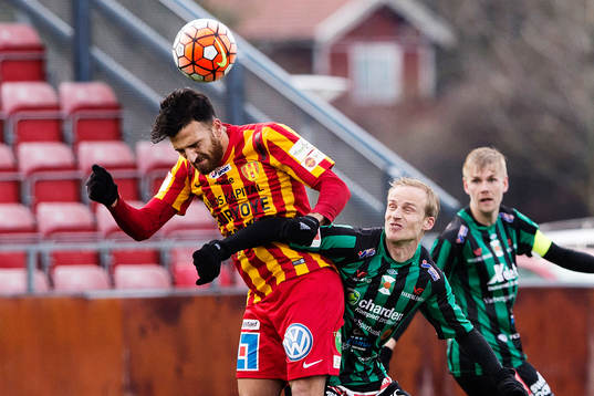 Syrianskas Bachir Katourgi och Varbergs Pär Asp i en