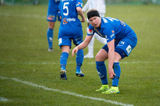 Sunnanås Lina Finnholm  fotbollsmatchen i Elitettan mellan Hovås Billdal och Sunnanå den 24 april 2016 i Hovås.