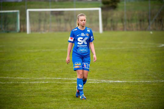 Sunnanås Stina Hedlund fotbollsmatchen i Elitettan mellan Hovås Billdal och Sunnanå den 24 april 2016 i Hovås.