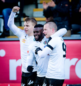 Örebros Maic Sema gör 3-2 och jublar med Daniel Gustavsson