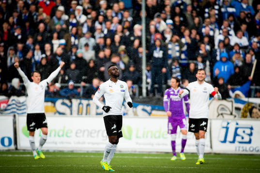 Jubel hos Örebros Erik Moberg, Maic Sema och Robert Åhman Persson efter slutsignalen
