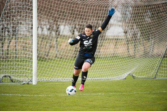 Sunnanås målvakt Lovisa Koss  fotbollsmatchen i Elitettan mellan Hovås Billdal och Sunnanå den 24 april 2016 i Hovås.