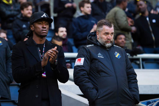 s Dickson Etuhu och sportchef Björn Wesström på läktaren