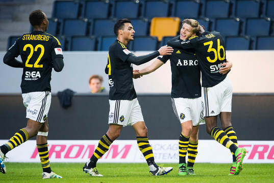 s Anton Jönsson Salétros (m) gör 2-1 och jublar med Carlos Strandberg, Ahmed Yasin och Alexander Isak under fotbollsmatchen i Allsvenskan mellan AIK och Elfsborg den 25 april 2016 i Stockholm. 