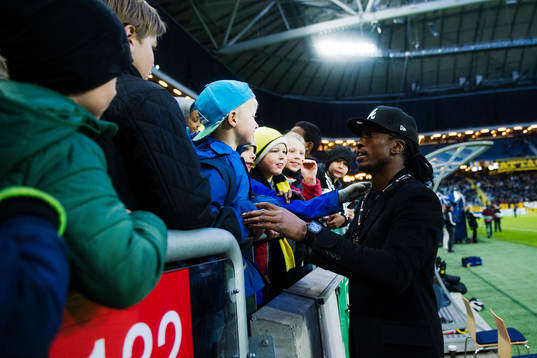 s Dickson Etuhu hälsar på publiken