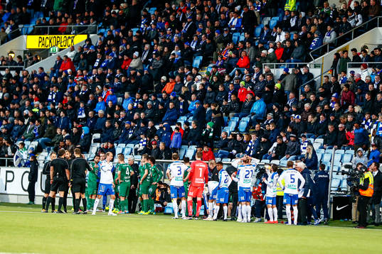 Bråk får kravallpolis att inta Hammarbys supportrarnas läktarsektion och matchen avbryts