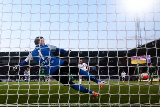 Norrköpings Arnor Ingvi Traustason sätter en straff bakom Hammarbys målvakt Ögmundur Kristinsson i slutminutrarna och det blir 3-1