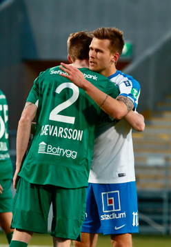 Norrköpings Arnor Ingvi Traustason kramar Hammarbys Birkir Mar Saevarsson 
