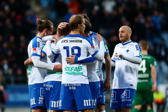 Norrköping jublar och kramar om Arnor Ingvi Traustason efter att han satt straffen
