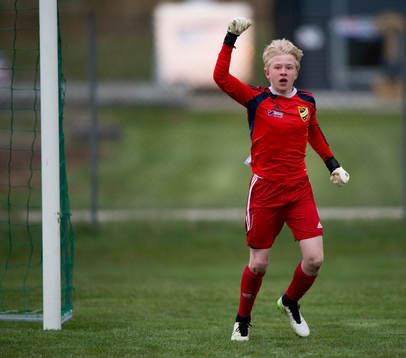  IFK Hässleholms Jacob Holmberg räddar sin TREDJE och avgörande straff i straffavgörandet i matchen i DM för pojkar födda 2002 mellan IFK Hässleholm och Malmö FF i Hässleholm 26 april 2016.