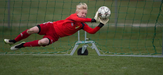  IFK Hässleholms Jacob Holmberg räddar sin andra straff i straffavgörandet i matchen i DM för pojkar födda 2002 mellan IFK Hässleholm och Malmö FF i Hässleholm 26 april 2016.