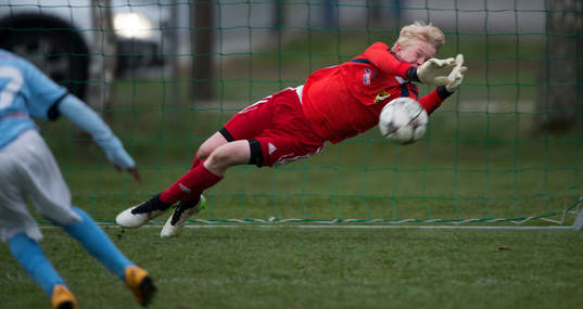  IFK Hässleholms Jacob Holmberg räddar sin TREDJE och avgörande straff i straffavgörandet i matchen i DM för pojkar födda 2002 mellan IFK Hässleholm och Malmö FF i Hässleholm 26 april 2016.