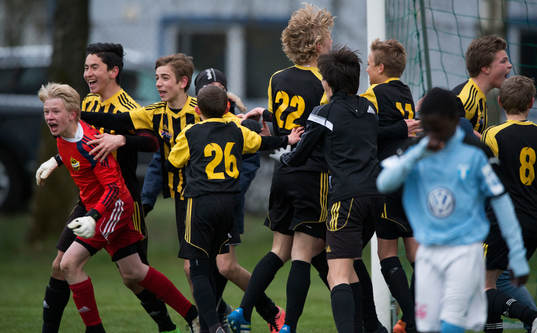  IFK Hässleholms Jacob Holmberg har räddat sin TREDJE och avgörande straff och grattas