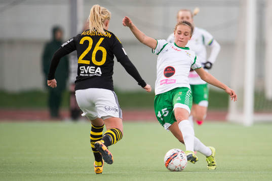 s Linda Augustsson under fotbollsmatchen i Elitettan mellan Hammarby och AIK den 26 april i Stockholm.