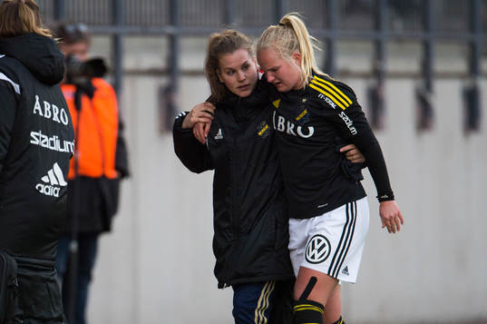 s Linda Augustsson kliver av planen skadad under fotbollsmatchen i Elitettan mellan Hammarby och AIK den 26 april i Stockholm.