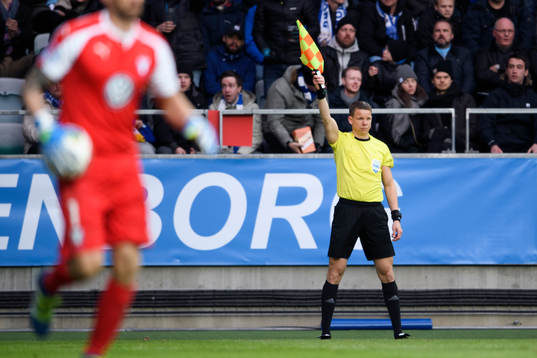 Domare Daniel Wärnmark tecknar för offside