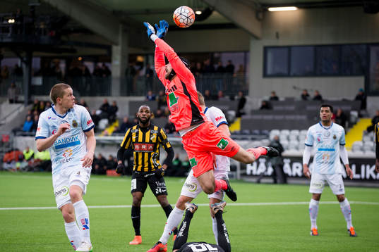 Gefles målvakt Emil Hedvall krockar med liggande Häckens Alexander Jeremejeff och tappar bollen som leder till 1-1 kvitteringen