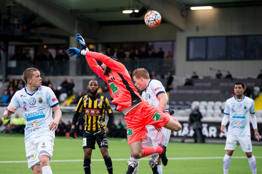 Gefles målvakt Emil Hedvall krockar med liggande Häckens Alexander Jeremejeff och tappar bollen som leder till 1-1 kvitteringen