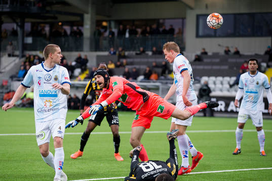 Gefles målvakt Emil Hedvall krockar med liggande Häckens Alexander Jeremejeff och tappar bollen som leder till 1-1 kvitteringen