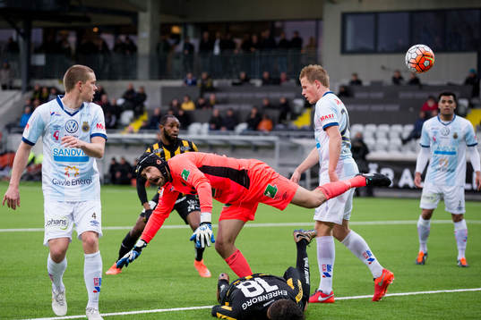 Gefles målvakt Emil Hedvall krockar med liggande Häckens Alexander Jeremejeff och tappar bollen som leder till 1-1 kvitteringen