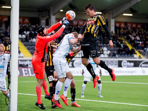 Häckens Niels Vorthoren nickar förbi Gefles målvakt Emil Hedvall i mål men som blir bortdömt
