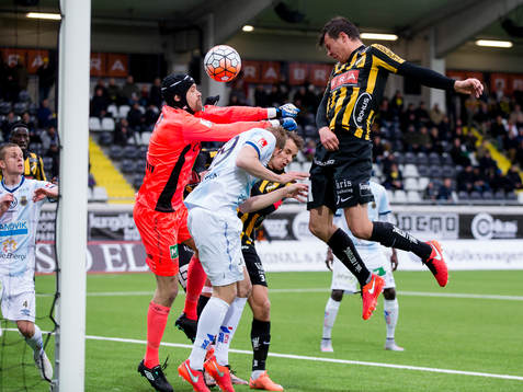 Häckens Niels Vorthoren nickar förbi Gefles målvakt Emil Hedvall i mål men som blir bortdömt