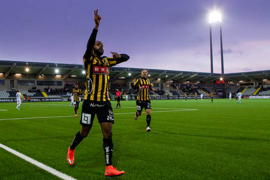 Häckens René Makondele jublar efter sitt 4-1 mål