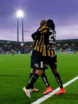 Häckens René Makondele jublar ihop med Kari Arkivuo efter 4-1