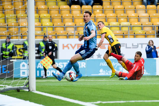 Elfsborgs Lasse Nilsson gör 1-0 och Djurgårdens Marcus Hansson och målvakt Kenneth Høie ser bollen rulla i mål