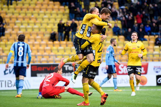 Elfsborgs Viktor Claesson har gjort 2-0 och jublar ihop med Simon Hedlund och Viktor Prodell