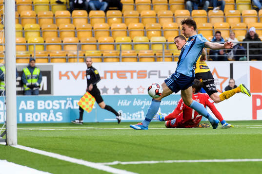 Elfsborgs Lasse Nilsson rullar bollen förbi Djurgårdens