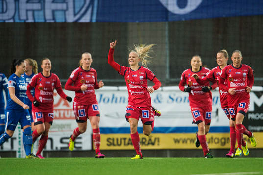 Linköpings Pernille Mosegaard Harder gör 0-1 och jublar