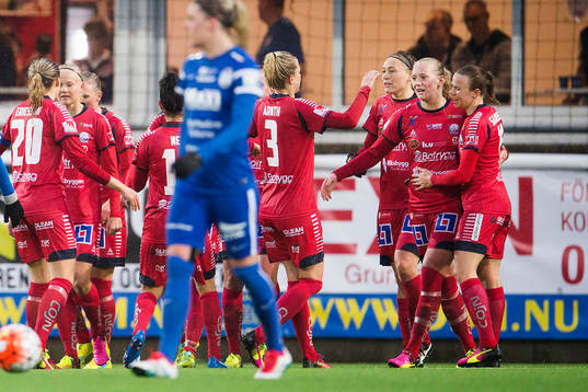 Linköpings Stina Blackstenius klappas om efter att hon har gjort 0-3 