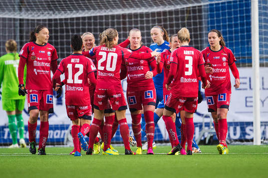 Linköpings Pernille Mosegaard Harder blir kramad av sina lagkamrater efter att hon har gjort 0-2 