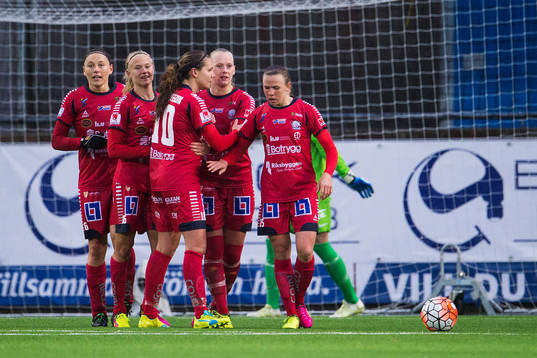  Linköpings spelare jublar efter att Pernille Mosegaard Harder gjort 0-2