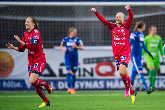 Linköpings Pernille Mosegaard Harder jublar efter att hon har gjort 0-1