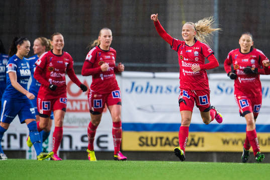 Linköpings Pernille Mosegaard Harder jublar efter att hon har gjort 0-1