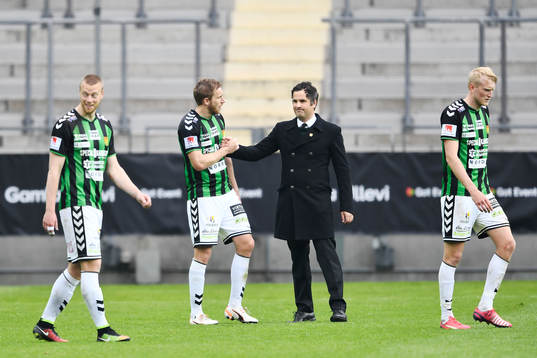 GAIS Steven Old tar i hand med tränare Benjamin Westman