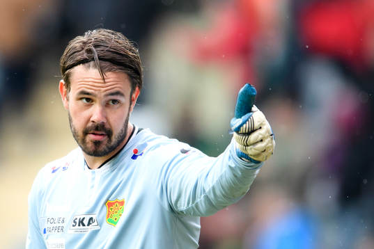 GAIS målvakt Tommi Vaiho gör tummen upp