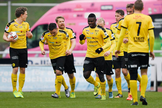 Frejs spelare jublar efter att Oke Akpoveta gjort 1-1
