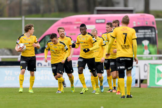 Frejs spelare jublar efter att Oke Akpoveta gjort 1-1