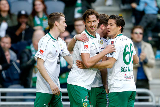 Hammarbys Philip Haglund jublar med lagkamrater efter 1-0