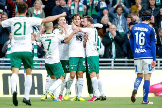Hammarbys Philip Haglund jublar med lagkamrater efter 1-0