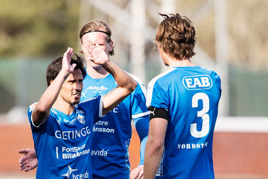 Halmstads Antonio Rojas och Fredrik Liverstam jublar