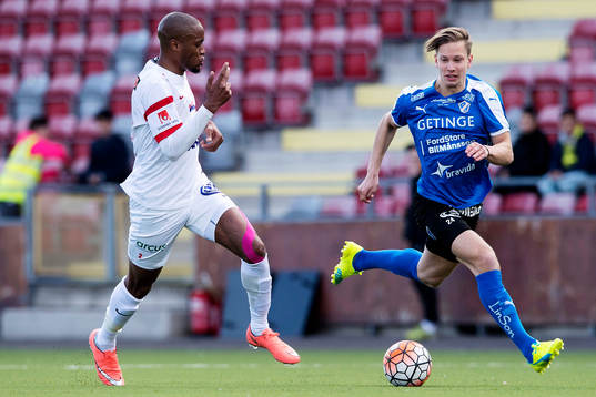 Halmstads Simon Silverholt och Assyriskas Mamadou Wague